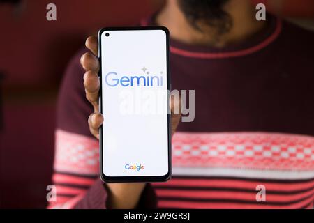 Dhaka, Bangladesh - 27 décembre 2023 : main tenant un téléphone avec Google Gemini ai chatbot Gemini est une famille de grands modèles de langage multimodaux develo Banque D'Images