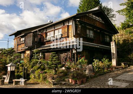 Rues et maisons traditionnelles japonaises de la ville de Magome Juku le long du sentier Nakasendo dans la vallée de Kiso, au Japon. Banque D'Images