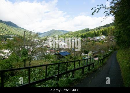 Nagiso, Japon ; 1 octobre 2023 : Belle ville à côté de la station de Tsumago dans le sentier Nakasendo dans la vallée de Kiso, Japon. Banque D'Images