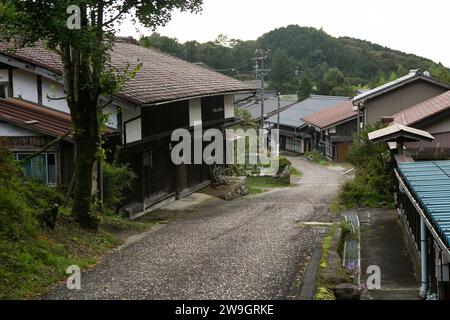 Maisons traditionnelles japonaises sur le sentier Nakasendo entre Tsumago et Magome dans la vallée de Kiso, au Japon. Banque D'Images