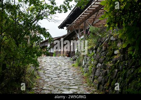 Maisons traditionnelles japonaises sur le sentier Nakasendo entre Tsumago et Magome dans la vallée de Kiso, au Japon. Banque D'Images