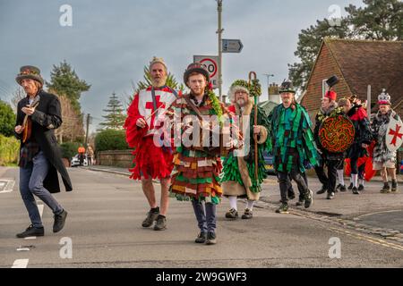 Les Ditchling Mummers partirent pour se produire le lendemain de Noël. Les pièces de momers sont des pièces folkloriques jouées par des troupes d'acteurs amateurs, traditionnellement tous masculins, Banque D'Images