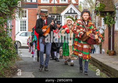 Les Ditchling Mummers partirent pour se produire le lendemain de Noël. Les pièces de momers sont des pièces folkloriques jouées par des troupes d'acteurs amateurs, traditionnellement tous masculins, Banque D'Images