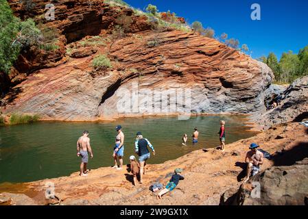 Les touristes apprécient la piscine de Hammersley gorge dans le parc national de Karajini, en Australie occidentale. Banque D'Images