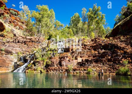 Les gens nagent dans les eaux rafraîchissantes de Dales gorge dans le parc national de Karajini, en Australie occidentale. Banque D'Images