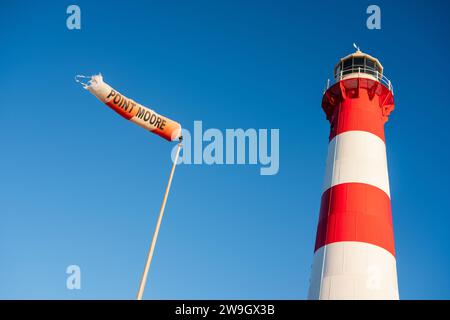 Le phare à bandes rouges et blanches de point Moore à Geraldton, en Australie occidentale. Banque D'Images