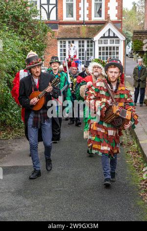 Les Ditchling Mummers partirent pour se produire le lendemain de Noël. Les pièces de momers sont des pièces folkloriques jouées par des troupes d'acteurs amateurs, traditionnellement tous masculins, Banque D'Images