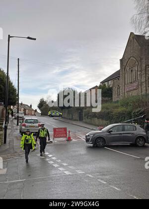 Un cordon de police sur Scott Road, Burngreave, après la mort d'un homme de 46 ans et plusieurs autres blessés après qu'une voiture ait heurté une foule de personnes lors de violences à Sheffield. Un homme de 23 ans a été arrêté pour suspicion de meurtre et un homme de 55 ans soupçonné de tentative de meurtre, a déclaré la police du South Yorkshire. Date de la photo : jeudi 28 décembre 2023. Voir PA Story POLICE Burngreave. Le crédit photo devrait se lire : Dave Higgens/PA Wire Banque D'Images