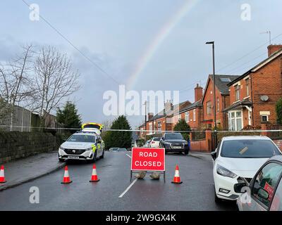 Un cordon de police sur Scott Road, Burngreave, après la mort d'un homme de 46 ans et plusieurs autres blessés après qu'une voiture ait heurté une foule de personnes lors de violences à Sheffield. Un homme de 23 ans a été arrêté pour suspicion de meurtre et un homme de 55 ans soupçonné de tentative de meurtre, a déclaré la police du South Yorkshire. Date de la photo : jeudi 28 décembre 2023. Voir PA Story POLICE Burngreave. Le crédit photo devrait se lire : Dave Higgens/PA Wire Banque D'Images
