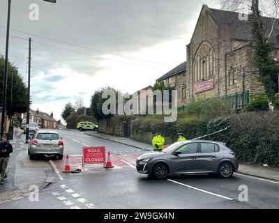 Un cordon de police sur Scott Road, Burngreave, après la mort d'un homme de 46 ans et plusieurs autres blessés après qu'une voiture ait heurté une foule de personnes lors de violences à Sheffield. Un homme de 23 ans a été arrêté pour suspicion de meurtre et un homme de 55 ans soupçonné de tentative de meurtre, a déclaré la police du South Yorkshire. Date de la photo : jeudi 28 décembre 2023. Voir PA Story POLICE Burngreave. Le crédit photo devrait se lire : Dave Higgens/PA Wire Banque D'Images
