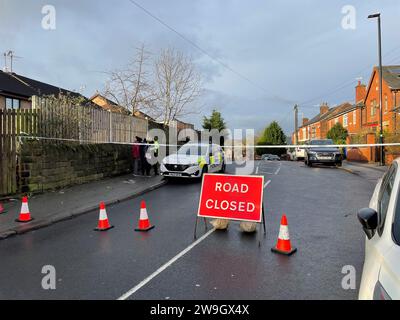 Un cordon de police sur Scott Road, Burngreave, après la mort d'un homme de 46 ans et plusieurs autres blessés après qu'une voiture ait heurté une foule de personnes lors de violences à Sheffield. Un homme de 23 ans a été arrêté pour suspicion de meurtre et un homme de 55 ans soupçonné de tentative de meurtre, a déclaré la police du South Yorkshire. Date de la photo : jeudi 28 décembre 2023. Voir PA Story POLICE Burngreave. Le crédit photo devrait se lire : Dave Higgens/PA Wire Banque D'Images