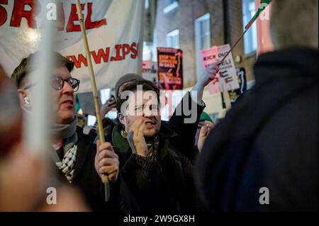 Dublin, Irlande. 15 novembre 2023. Un manifestant chante "l'ambassadeur israélien dehors" pendant la manifestation. Les manifestants se rassemblent devant le Parlement irlandais à Dublin en solidarité avec la Palestine et demandent l'expulsion de l'ambassadeur israélien du pays. (Photo Maria Giulia Molinaro vitale/SOPA Images/Sipa USA) crédit : SIPA USA/Alamy Live News Banque D'Images