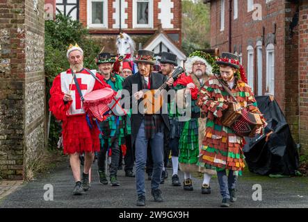 Les Ditchling Mummers partirent pour se produire le lendemain de Noël. Les pièces de momers sont des pièces folkloriques jouées par des troupes d'acteurs amateurs, traditionnellement tous masculins, Banque D'Images