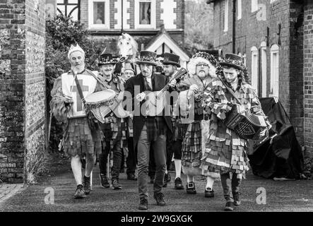 Les Ditchling Mummers partirent pour se produire le lendemain de Noël. Les pièces de momers sont des pièces folkloriques jouées par des troupes d'acteurs amateurs, traditionnellement tous masculins, Banque D'Images