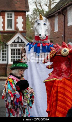 Les Ditchling Mummers partirent pour se produire le lendemain de Noël. Les pièces de momers sont des pièces folkloriques jouées par des troupes d'acteurs amateurs, traditionnellement tous masculins, Banque D'Images