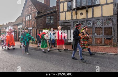 Les Ditchling Mummers partirent pour se produire le lendemain de Noël. Les pièces de momers sont des pièces folkloriques jouées par des troupes d'acteurs amateurs, traditionnellement tous masculins, Banque D'Images