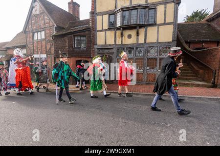 Les Ditchling Mummers partirent pour se produire le lendemain de Noël. Les pièces de momers sont des pièces folkloriques jouées par des troupes d'acteurs amateurs, traditionnellement tous masculins, Banque D'Images