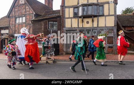 Les Ditchling Mummers partirent pour se produire le lendemain de Noël. Les pièces de momers sont des pièces folkloriques jouées par des troupes d'acteurs amateurs, traditionnellement tous masculins, Banque D'Images