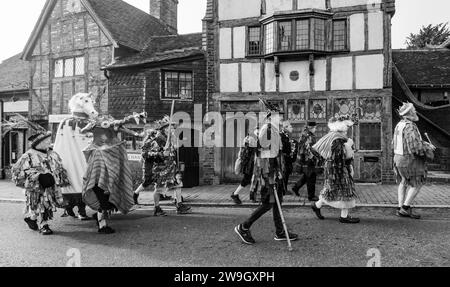 Les Ditchling Mummers partirent pour se produire le lendemain de Noël. Les pièces de momers sont des pièces folkloriques jouées par des troupes d'acteurs amateurs, traditionnellement tous masculins, Banque D'Images