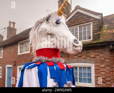 Les Ditchling Mummers partirent pour se produire le lendemain de Noël. Les pièces de momers sont des pièces folkloriques jouées par des troupes d'acteurs amateurs, traditionnellement tous masculins, Banque D'Images