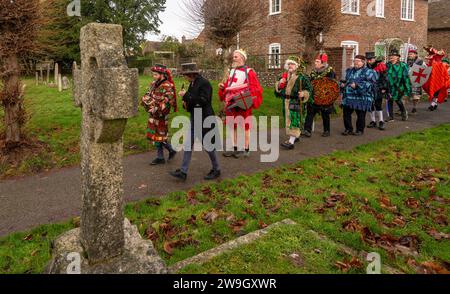 Les Ditchling Mummers partirent pour se produire le lendemain de Noël. Les pièces de momers sont des pièces folkloriques jouées par des troupes d'acteurs amateurs, traditionnellement tous masculins, Banque D'Images