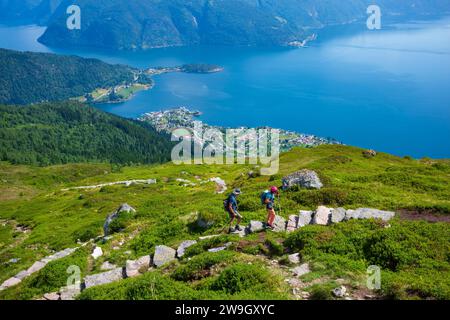 Balestrand, Norvège, 28 juin 2023 : les randonneurs grimpent au sommet du pic de Raudmelen qui surplombe la ville de Balestrand sur Sognefjord pendant un été Banque D'Images