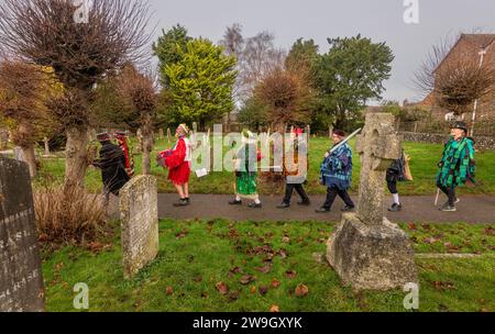 Les Ditchling Mummers partirent pour se produire le lendemain de Noël. Les pièces de momers sont des pièces folkloriques jouées par des troupes d'acteurs amateurs, traditionnellement tous masculins, Banque D'Images