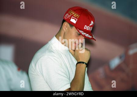 Firo : Formule 1, saison 1996 Sport, Sport automobile, Formule 1, Archive, archive Pictures Team Ferrari (1996-2006) Michael Schumacher, Allemagne, a été pilote de Formule 1 de 1991 à 2006 et de 2010 à 2012, Schumacher avait 7 ans, sept fois , Formule 1 , champion du monde , héros national allemand , a apporté la Formule 1 en Allemagne , l'un des plus grands Allemands , 1e saison chez Ferrari Michael Schumacher , demi-chiffre , geste , expression faciale , déception , déçu, attentionné Banque D'Images