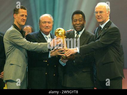 Francfort, Deutschland. 05 décembre 2003. Firo Fu?ball Fu?ball 05.12.2003 International : coupe du monde coupe du monde coupe du monde en Allemagne tour préliminaire Tracer la photo finale avec coupe du monde Trophée de la coupe du monde de gauche à droite Michael Schumacher, Joseph Blatter, Pele et Beckenbauer Copyright by firo sportphoto : Pfefferackerstr.2- 4 45894 Gelsenkirchen mail@firosportpphoto.de (Volksbank Bochum-Witten) Code bancaire: 430 601 29 Numéro d'appel : 341 117 100 Tél.:0209 - 9304402 Fax.:0209 -9304443 crédit : dpa/Alamy Live News Banque D'Images