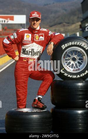 Firo : Formule 1, 1999 saisons Sport, sport automobile, Formule 1, archive, archive images Team Ferrari (1996-2006) Michael Schumacher, Allemagne, a été pilote de Formule 1 de 1991 à 2006 et de 2010 à 2012, Schumacher a été 7, sept fois, Formule 1, champion du monde, héros national allemand, a apporté la Formule 1 après l'Allemagne, l'un des plus grands Allemands, 1e saison chez Ferrari Michael Schumacher, voiture, présentation, avec, et ses pneus, pneus Bridgestone, point culminant Banque D'Images