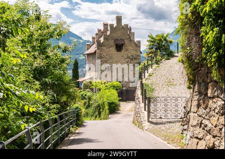 Merano dans le Tyrol du Sud, Trentin-Haut-Adige, nord de l'Italie, 14 juin 2023 : Promenade Tappeiner en été Banque D'Images