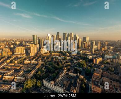 Une vue aérienne d'un horizon urbain animé illuminé par une lueur chaude et orange Banque D'Images