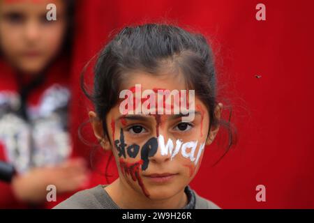 L’artiste palestinienne Menna Allah Hamouda, 20 ans, dessine 2024 ans et expressions appelant à la fin de la guerre les visages des enfants déplacés l’artiste palestinienne Menna Allah Hamouda, 20 ans, tire 2024 et expressions appelant à la fin de la guerre sur le visage des enfants déplacés avant les célébrations du nouvel an dans une école de l UNRWA à Deir Balah, dans le centre de la bande de Gaza, le 28 décembre 2023. Photo Omar Ashtawy apaimages Dair El-Balah bande de Gaza territoire palestinien 271223 Dair El-Balah OSH 0044 Copyright : xapaimagesxOmarxAshtawyxxapaimagesx Banque D'Images