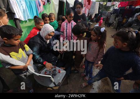 L’artiste palestinienne Menna Allah Hamouda, 20 ans, dessine 2024 ans et expressions appelant à la fin de la guerre les visages des enfants déplacés l’artiste palestinienne Menna Allah Hamouda, 20 ans, tire 2024 et expressions appelant à la fin de la guerre sur le visage des enfants déplacés avant les célébrations du nouvel an dans une école de l UNRWA à Deir Balah, dans le centre de la bande de Gaza, le 28 décembre 2023. Photo Omar Ashtawy apaimages Dair El-Balah bande de Gaza territoire palestinien 271223 Dair El-Balah OSH 0052 Copyright : xapaimagesxOmarxAshtawyxxapaimagesx Banque D'Images