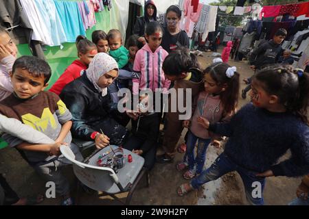 L’artiste palestinienne Menna Allah Hamouda, 20 ans, dessine 2024 ans et expressions appelant à la fin de la guerre les visages des enfants déplacés l’artiste palestinienne Menna Allah Hamouda, 20 ans, tire 2024 et expressions appelant à la fin de la guerre sur le visage des enfants déplacés avant les célébrations du nouvel an dans une école de l UNRWA à Deir Balah, dans le centre de la bande de Gaza, le 28 décembre 2023. Photo Omar Ashtawy apaimages Dair El-Balah bande de Gaza territoire palestinien 271223 Dair El-Balah OSH 0051 Copyright : xapaimagesxOmarxAshtawyxxapaimagesx Banque D'Images