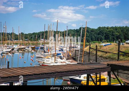 Bateaux dans la marina, Tidemill Yacht Harbour, Woodbridge, Suffolk, Angleterre, d Royaume-Uni juillet 1976 Banque D'Images