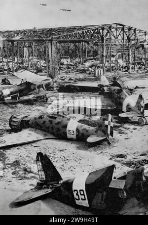 Les restes d'avions de chasse à l'aérodrome de Castel Benito près de Tripoli créés par les Italiens en Libye italienne au début des années 1930 Des bombardiers britanniques et américains ont décollé les aérodromes libyens en décembre 1942 à la suite de la campagne alliée du désert occidental de la Seconde Guerre mondiale. Banque D'Images