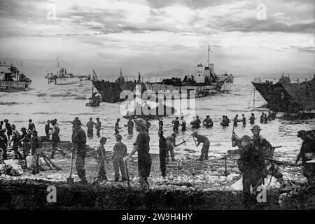 L'invasion alliée de la Sicile, également connue sous le nom de bataille de Sicile et d'opération Husky, est une campagne majeure de la Seconde Guerre mondiale au cours de laquelle les forces alliées ont envahi l'île de Sicile en juillet 1943 et l'ont prise aux puissances de l'axe (Italie et Allemagne), le premier pied en Europe depuis la chute de la France. La photographie illustre une partie de la grande opération amphibie et aéroportée, qui a précédé une campagne terrestre de six semaines, et a lancé la campagne d'Italie. Banque D'Images