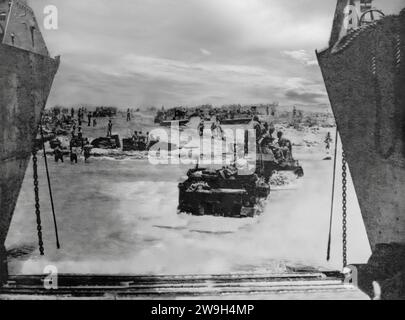 L'invasion alliée de la Sicile, également connue sous le nom de bataille de Sicile et d'opération Husky, est une campagne majeure de la Seconde Guerre mondiale au cours de laquelle les forces alliées ont envahi l'île de Sicile en juillet 1943 et l'ont prise aux puissances de l'axe (Italie et Allemagne), le premier pied en Europe depuis la chute de la France. La photographie illustre une partie de la grande opération amphibie et aéroportée, qui a précédé une campagne terrestre de six semaines, et a lancé la campagne d'Italie. Banque D'Images