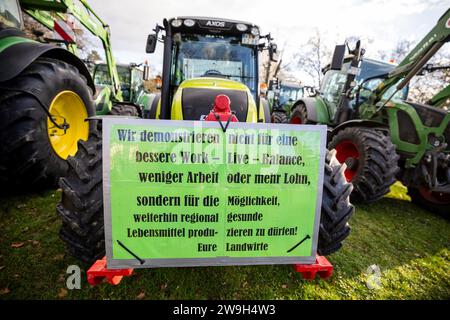 Kassel, Allemagne, 28. Le 2023 décembre, environ 100 agriculteurs du nord de la Hesse ont manifesté jeudi 28 décembre dans le centre-ville de Kassel contre les plans du gouvernement. Après un convoi de tracteurs autour du centre-ville, plus de 60 tracteurs ont stationné devant le conseil régional de Kassel. Les agriculteurs se sont ensuite rencontrés devant la mairie de Kassel pour parler au public. Marc Sprenger (49, Staufenberg-Escherode): "Si le gouvernement des feux de circulation abolit les plaques d'immatriculation hors taxes et les subventions au diesel agricole, il y aura une distorsion du marché en Europe. Les familles devront absorber cela, t Banque D'Images