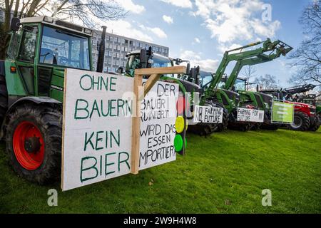 Kassel, Allemagne, 28. Le 2023 décembre, environ 100 agriculteurs du nord de la Hesse ont manifesté jeudi 28 décembre dans le centre-ville de Kassel contre les plans du gouvernement. Après un convoi de tracteurs autour du centre-ville, plus de 60 tracteurs ont stationné devant le conseil régional de Kassel. Les agriculteurs se sont ensuite rencontrés devant la mairie de Kassel pour parler au public. Marc Sprenger (49, Staufenberg-Escherode): "Si le gouvernement des feux de circulation abolit les plaques d'immatriculation hors taxes et les subventions au diesel agricole, il y aura une distorsion du marché en Europe. Les familles devront absorber cela, t Banque D'Images