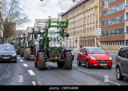 Kassel, Allemagne, 28. Le 2023 décembre, environ 100 agriculteurs du nord de la Hesse ont manifesté jeudi 28 décembre dans le centre-ville de Kassel contre les plans du gouvernement. Après un convoi de tracteurs autour du centre-ville, plus de 60 tracteurs ont stationné devant le conseil régional de Kassel. Les agriculteurs se sont ensuite rencontrés devant la mairie de Kassel pour parler au public. Marc Sprenger (49, Staufenberg-Escherode): "Si le gouvernement des feux de circulation abolit les plaques d'immatriculation hors taxes et les subventions au diesel agricole, il y aura une distorsion du marché en Europe. Les familles devront absorber cela, t Banque D'Images