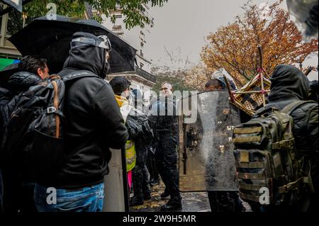 Paris, France. 18 novembre 2023. Les manifestants s'affrontent avec la police pendant la manifestation. Les manifestants anti-gouvernement des gilets jaunes se sont rassemblés à Paris à l’occasion de leur 5e anniversaire du mouvement pour montrer au gouvernement qu’ils sont toujours en vie et qu’au fil des ans, leur nombre a augmenté. (Photo Maria Giulia Molinaro vitale/SOPA Images/Sipa USA) crédit : SIPA USA/Alamy Live News Banque D'Images