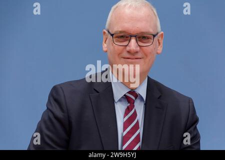 Umfrage Gewalt gegen Einsatzkräfte 2023-12-28 - Deutschland, Berlin - Bundespressekonferenz, Umfarge Gewalt gegen Einsatzkräfte und Appell von Deutschem Feuerwehrverband DFV und Deutscher Gesetzlicher Unfallversicherung DGUV : im Bild Dr. Stefan Hussy, Hauptgeschäftsführer Deutsches Gesetzliche Unversicherung DGUV. *** Enquête sur la violence contre les services d'urgence 2023 12 28 Allemagne, Conférence de presse fédérale de Berlin, enquête sur la violence contre les services d'urgence et appel de l'Association allemande des pompiers DFV et de l'assurance sociale allemande DGUV sur la photo Dr. Stefan Hussy Banque D'Images