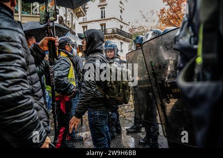 Paris, France. 18 novembre 2023. Les manifestants s'affrontent avec la police pendant la manifestation. Les manifestants anti-gouvernement ''gilets jauness'' se sont rassemblés à Paris à l'occasion de leur 5e anniversaire du mouvement pour montrer au gouvernement qu'ils sont toujours en vie et qu'au fil des ans, leur nombre a augmenté. (Image de crédit : © Maria Giulia Molinaro vitale/SOPA Images via ZUMA Press Wire) USAGE ÉDITORIAL UNIQUEMENT! Non destiné à UN USAGE commercial ! Banque D'Images