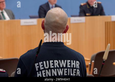 Umfrage Gewalt gegen Einsatzkräfte 2023-12-28 - Deutschland, Berlin - Bundespressekonferenz, Umfarge Gewalt gegen Einsatzkräfte und Appell von Deutschem Feuerwehrverband DFV und Deutscher Gesetzlicher Unfallversicherung DGUV : im Bild Feuerwehrleute en uniforme. *** Enquête sur la violence contre les services d'urgence 2023 12 28 Allemagne, Berlin Conférence de presse fédérale, Umfarge Gewalt gegen Einsatzkräfte und Appell von Deutschem Feuerwehrverband DFV und Deutscher Gesetzlicher Unfallversicherung DGUV dans la photo pompiers en uniforme Banque D'Images