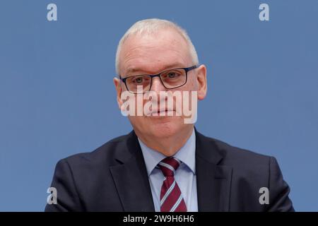 Umfrage Gewalt gegen Einsatzkräfte 2023-12-28 - Deutschland, Berlin - Bundespressekonferenz, Umfarge Gewalt gegen Einsatzkräfte und Appell von Deutschem Feuerwehrverband DFV und Deutscher Gesetzlicher Unfallversicherung DGUV : im Bild Dr. Stefan Hussy, Hauptgeschäftsführer Deutsches Gesetzliche Unversicherung DGUV. *** Enquête sur la violence contre les services d'urgence 2023 12 28 Allemagne, Conférence de presse fédérale de Berlin, enquête sur la violence contre les services d'urgence et appel de l'Association allemande des pompiers DFV et de l'assurance sociale allemande DGUV sur la photo Dr. Stefan Hussy Banque D'Images