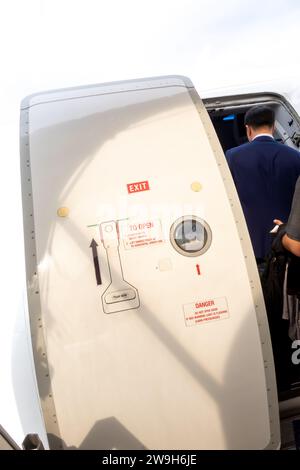 Vue d'une porte d'un Airbus Aircarft avec des panneaux et des indications à utiliser avec les personnes embarquant, Banque D'Images