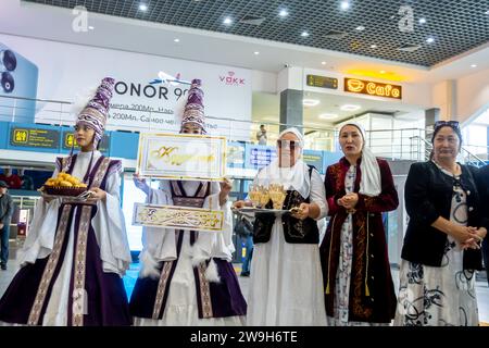 Les femmes kazakhes vêtues d'un costume traditionnel lors de la cérémonie de rencontre et d'accueil d'un marié dans un aéroport d'Aqtobe Kazakhstan Banque D'Images