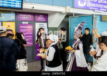 Les femmes kazakhes vêtues d'un costume traditionnel lors de la cérémonie de rencontre et d'accueil d'un marié dans un aéroport d'Aqtobe Kazakhstan Banque D'Images